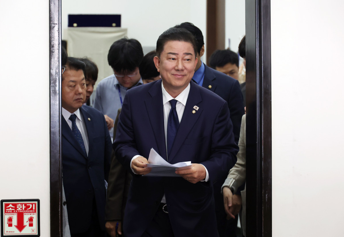 ▲김병기 더불어민주당 대표 직무대행 겸 원내대표가 27일 서울 여의도 국회에서 열린 최고위원회의에 참석하고 있다. 2025.06.27.  (뉴시스)