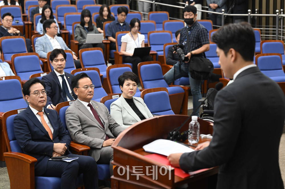 ▲김용태 국민의힘 비상대책위원장이 27일 오전 서울 여의도 국회에서 열린 의원총회에서 발언을 하고 있다. 왼쪽은 송언석 원내대표. 고이란 기자 photoeran@