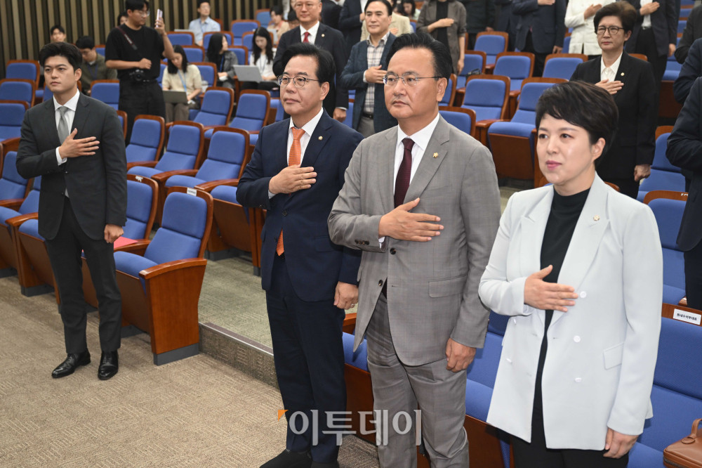 ▲김용태(왼쪽) 국민의힘 비상대책위원장과 송언석(왼쪽 두번째) 원내대표가 27일 서울 여의도 국회 의원회관에서 참석자들과 국민의례를 하고 있다. 고이란 기자 photoeran@