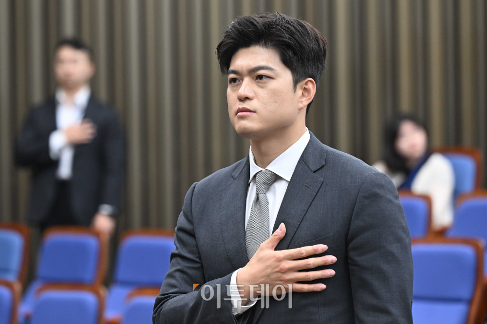 ▲김용태 국민의힘 비상대책위원장이 27일 오전 서울 여의도 국회에서 열린 의원총회에서 국민의례를 하고 있다. 사진=고이란 기자 photoeran@