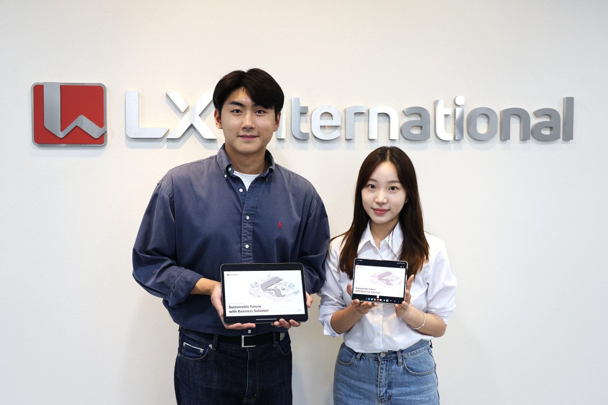 ▲LX인터내셔널 직원들이 ESG 경영 성과와 이행 과정 등을 공개한 ‘2025 지속가능경영보고서’를 선보이고 있다. (LX인터내셔널)