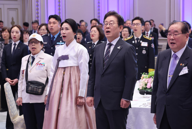 ▲이재명 대통령과 김혜경 여사가 27일 청와대 영빈관에서 열린 '호국 보훈의 달, 대통령의 초대' 행사에서 애국가를 부르고 있다.     (연합뉴스 )