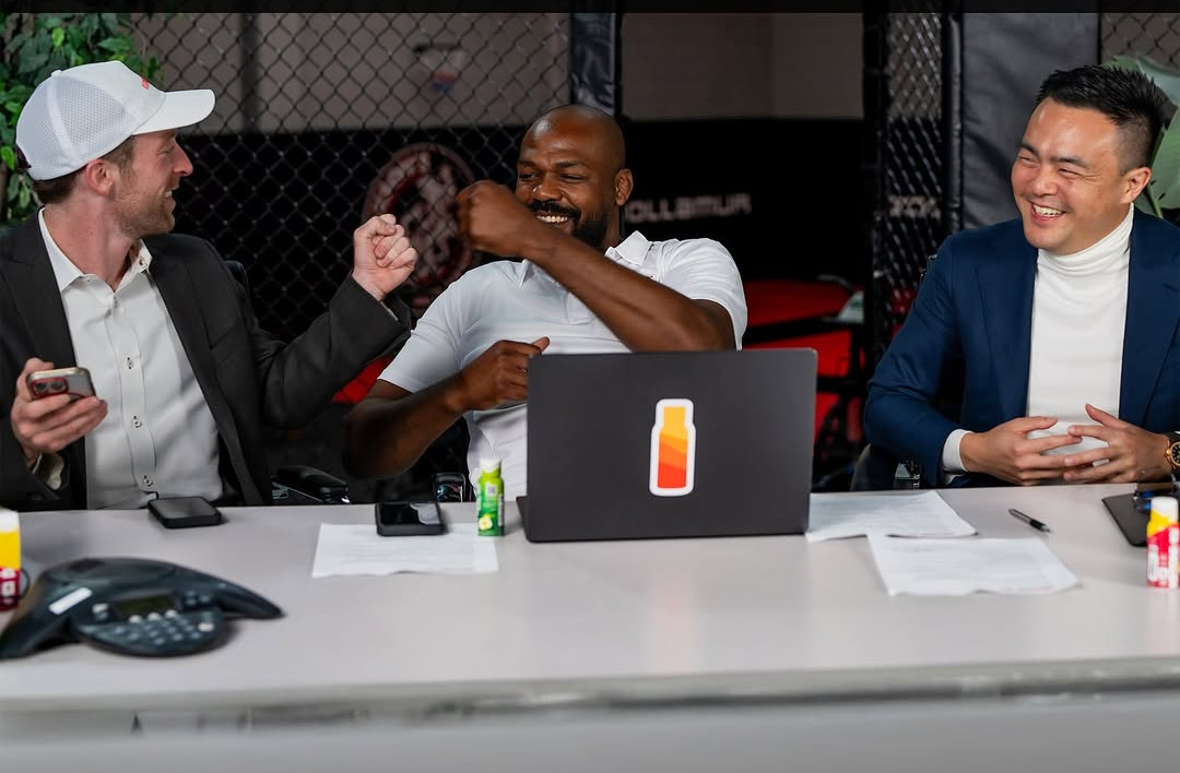 ▲전직 UFC 헤비급 챔피언 존 존스(가운데). (출처=존 존스 인스타그램 캡처)