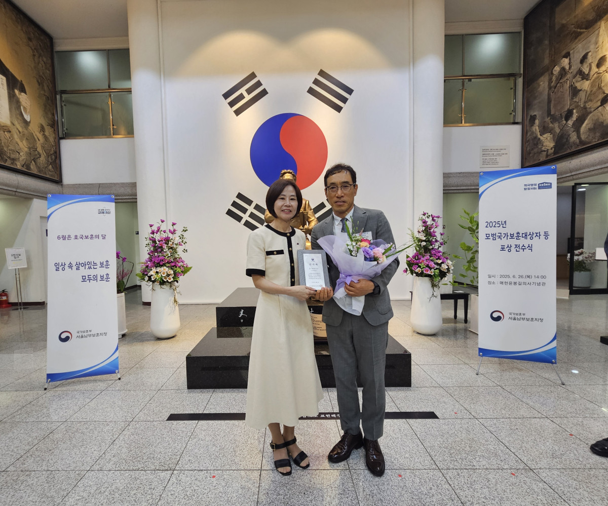 ▲심우섭 SH공사 기획경영본부장(오른쪽)과 염정림 서울남부보훈지청장이 감사패를 들어보이고 있다. (자료제공=SH공사)