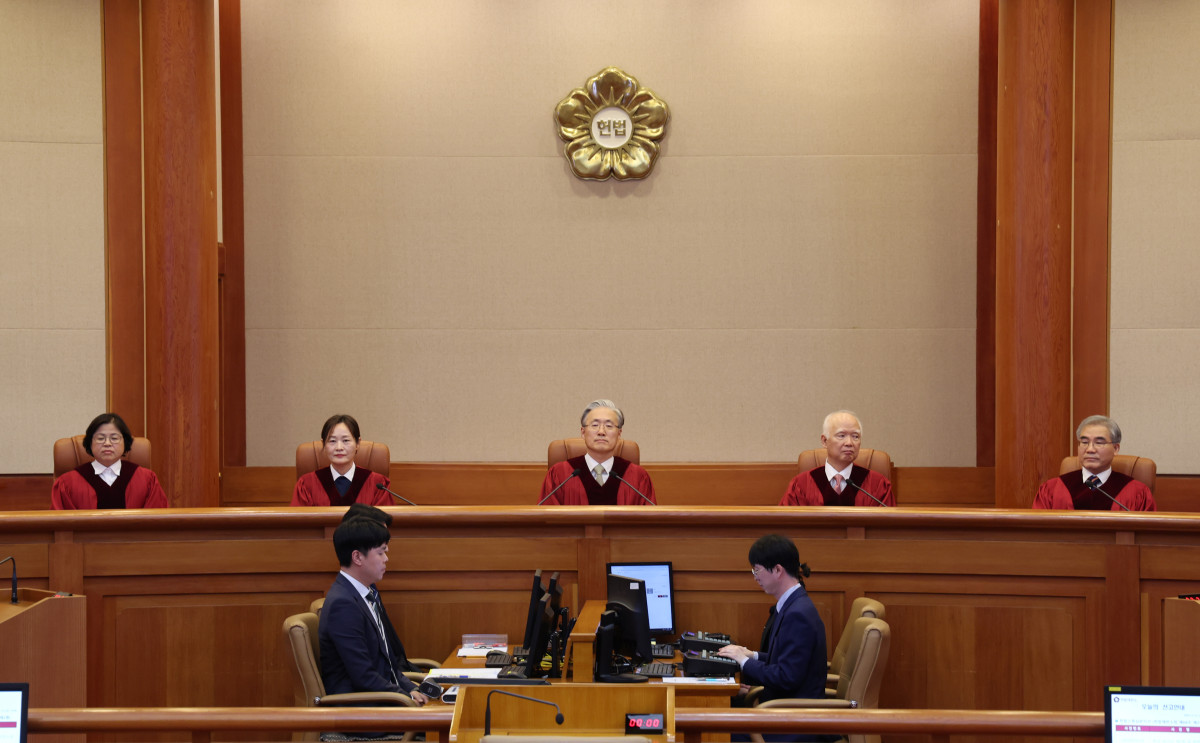 ▲ 27일 서울 종로구 헌법재판소 대심판정에서 열린 6월 심판사건 선고에서 김형두 헌법재판소장 권한대행을 비롯한 재판관들이 재판 시작을 기다리고 있다. (연합뉴스)