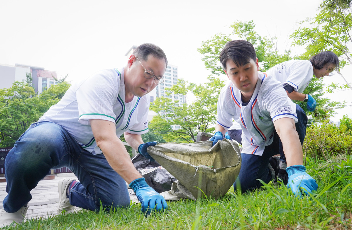 ▲HS효성이 창립 1주년을 맞이하여 26일(목) 서울 서초구 서래공원에서 ‘HS효성 가치또같이 봉사단’ 발대식을 열고, 환경정화활동을 진행했다. 조현상 HS효성 부회장(왼쪽) (HS효성)