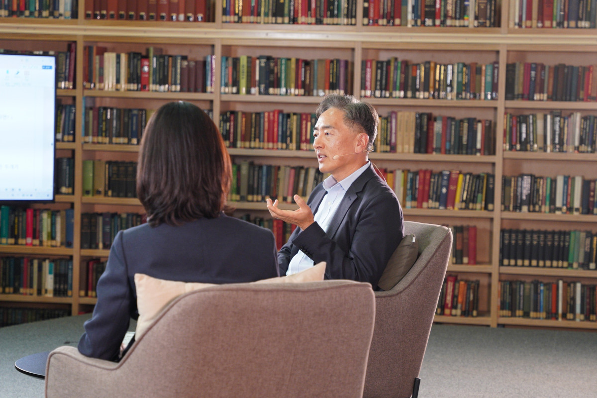 ▲27일 최종현학술원과 한국고등교육재단이 공동 기획한 전문가 대담 시리즈 ‘프로페썰說’ 녹화 현장(강남구 소재 한국고등교육재단빌딩)에서 김정상 듀크대 교수가 대담하고 있다.  (사진제공=SK)