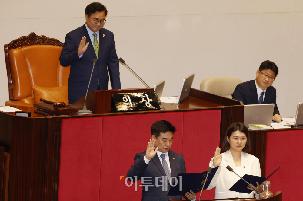 ▲ 27일 서울 여의도 국회 본회의에서 위성락 국가안보실장과 강유정 대통령실 대변인의 국회의원직을 각각 승계한 손솔(앞줄 오른쪽), 최혁진 의원이 의원선서를 하고 있다. 고이란 기자 photoeran@