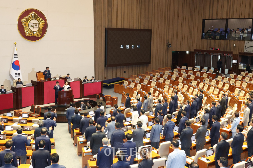 ▲27일 서울 여의도 국회 본회의에서 위성락 국가안보실장과 강유정 대통령실 대변인의 국회의원직을 각각 승계한 손솔, 최혁진 의원이 의원선서를 하고 있다. 고이란 기자 photoeran@