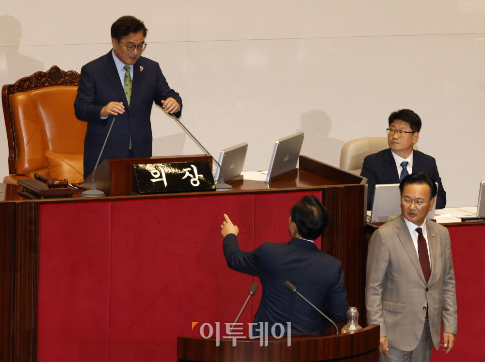 ▲우원식 국회의장이 27일 서울 여의도 국회 본회의에서 법제사법위원장, 예산결산특별위원장 등 상임위원장 선출 안건 표결에 앞서 여야 원내대표와 대화하고 있다. 왼쪽부터 우 의장, 송언석 국민의힘 원내대표, 유상범 원내수석부대표. 고이란 기자 photoeran@
