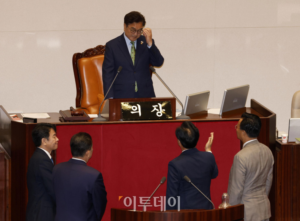 ▲우원식 국회의장이 27일 서울 여의도 국회 본회의에서 법제사법위원장, 예산결산특별위원장 등 상임위원장 선출 안건 표결에 앞서 여야 원내대표와 대화하고 있다. 왼쪽부터 문진석 더불어민주당 원내수석부대표, 김병기 당대표 직무대행 겸 원내대표, 우 의장, 송언석 국민의힘 원내대표, 유상범 원내수석부대표. 고이란 기자 photoeran@