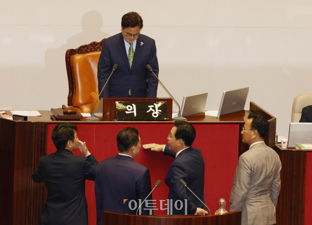 ▲우원식 국회의장이 27일 서울 여의도 국회 본회의에서 법제사법위원장, 예산결산특별위원장 등 상임위원장 선출 안건 표결에 앞서 여야 원내대표와 대화하고 있다. 왼쪽부터 문진석 더불어민주당 원내수석부대표, 김병기 당대표 직무대행 겸 원내대표, 우 의장, 송언석 국민의힘 원내대표, 유상범 원내수석부대표. 고이란 기자 photoeran@