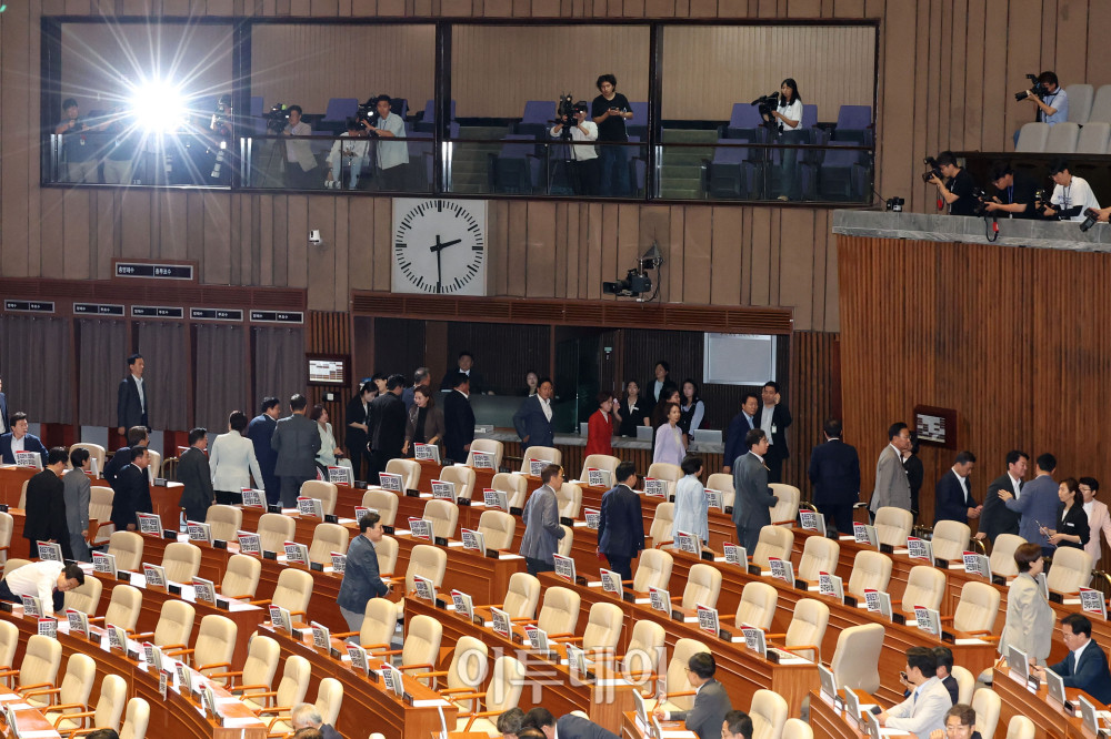 ▲국민의힘 의원들이 27일 서울 여의도 국회 본회의에서 법제사법위원장, 예산결산특별위원장 등 여당 주도의 상임위원장 선출 안건 표결에 반대하며 퇴장하고 있다. 고이란 기자 photoeran@