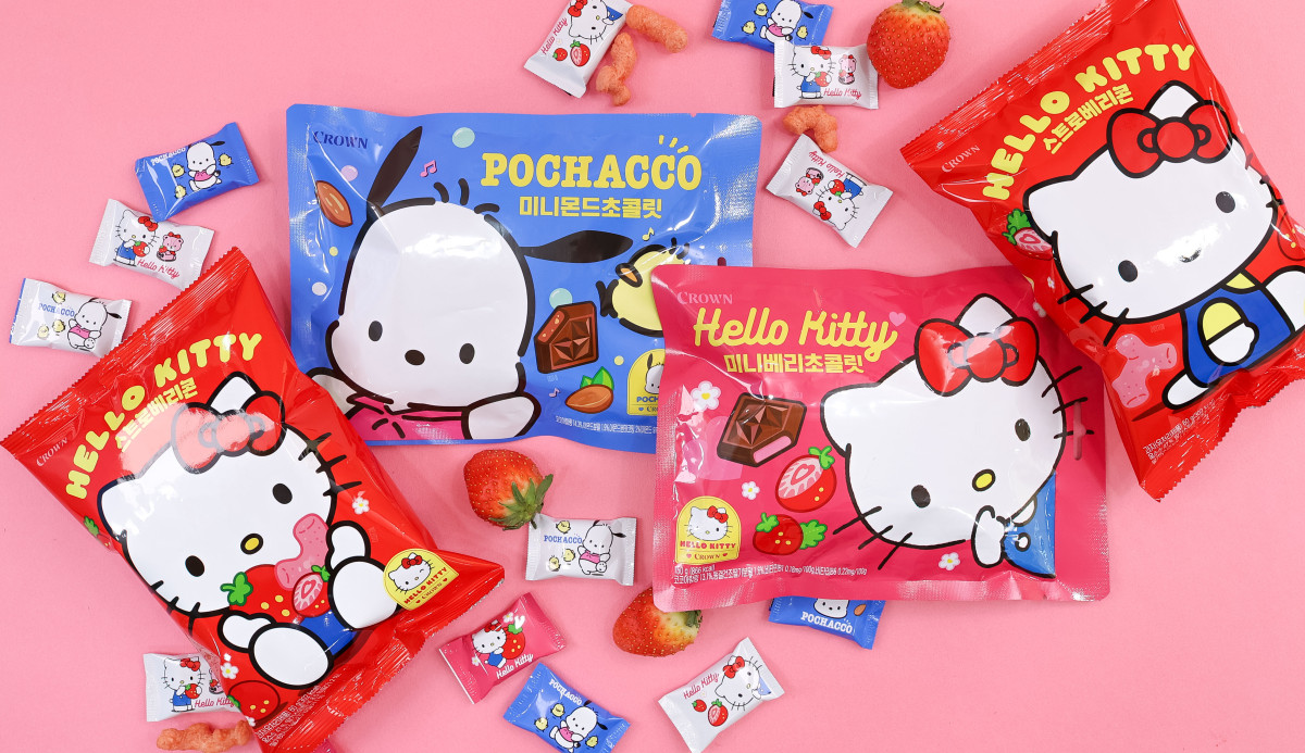 ▲식품업계가 27일 출시한 산리오 캐릭터 에디션 제품들이 핑크색 배경 위에 진열되어 있다. (사진제공=크라운제과)