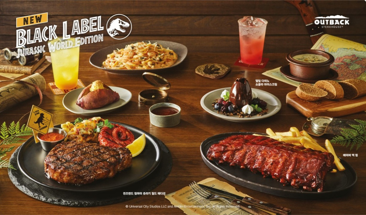 ▲영화 쥬라기월드 신작 개봉을 앞둔 27일, 아웃백스테이크하우스에서 한정판 블랙라벨 쥬라기월드 에디션 메뉴가 다양한 메인 요리와 함께 선보이고 있다. (사진제공=다이닝브랜즈그룹)