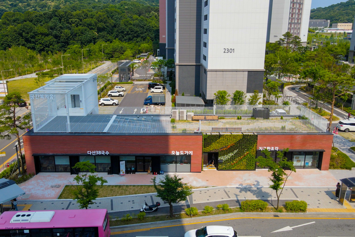 ▲남양주시 다산 포레스트 2단지 내 상업 및 주거 지역 모습으로, 다산38국수와 오늘가게 등 공간복지홈 내 주요 상점들이 녹지와 함께 조성되어 있다. (경기주택도시공사(GH))