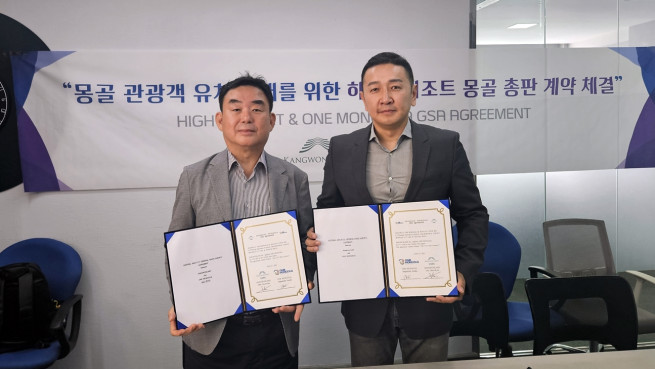 ▲강원랜드는 27일 중앙아시아 관광시장 공략을 위해 몽골 현지 여행사 원 몽골리아(One Mongolia)와 현지 직접 판매망 계약(GSA, General Sales Agent)을 체결했다. <왼쪽부터 최철규 강원랜드 대표이사 직무대행, 암밧 원몽골리아 대표> (사진제공 = 강원랜드)