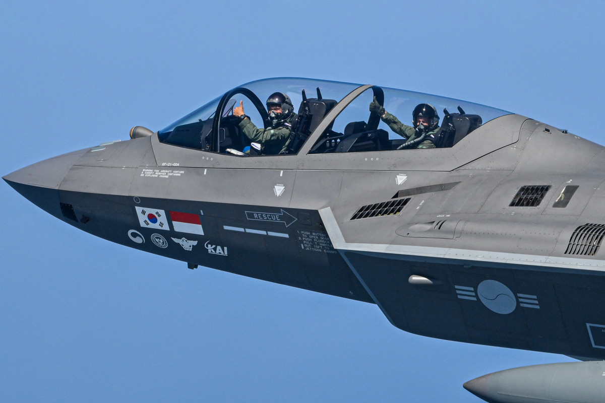 ▲이레네우슈 노박 폴란드 공군사령관(후방석)이 KF-21을 탑승하고 있다.  (대한민국 공군)