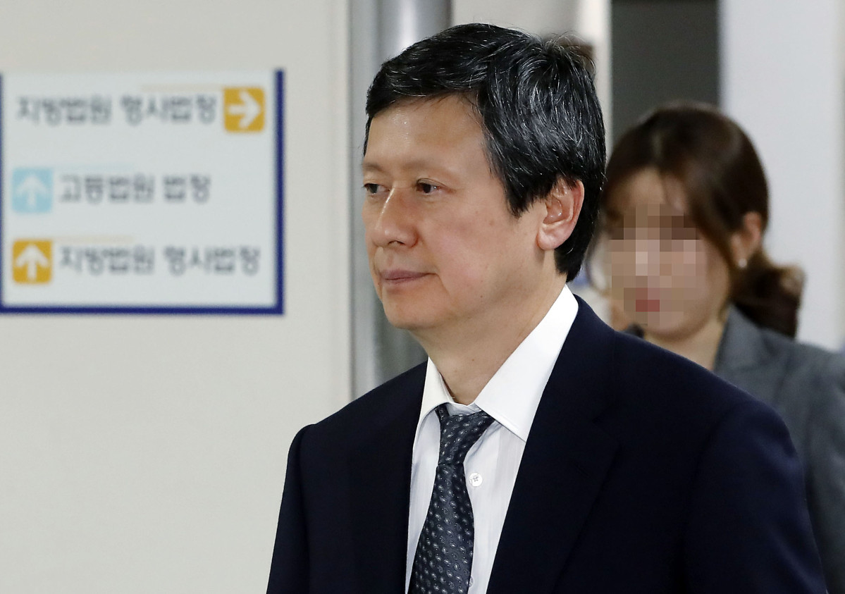 ▲'경영 비리' 혐의 신동주 전 롯데홀딩스 부회장이 5일 서울 서초구 서울중앙지방법원에서 열린 항소심 공판에서 무죄를 선고 받은 뒤 법원을 나가고 있다. (사진제공=뉴시스)