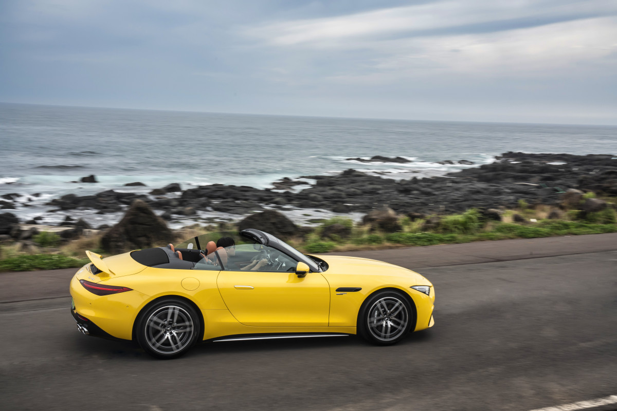 ▲제주 해안도로를 달리고 있는 메르세데스-AMG SL43. (사진=메르세데스-벤츠 코리아)