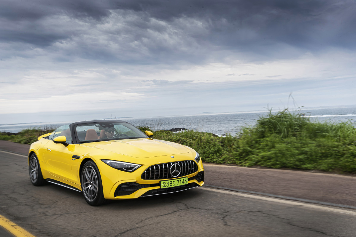 ▲제주 해안도로를 달리고 있는 메르세데스-AMG SL43. (사진=메르세데스-벤츠 코리아)