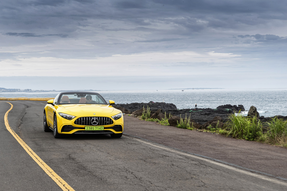 ▲제주 해안도로를 달리고 있는 메르세데스-AMG SL43. (사진=메르세데스-벤츠 코리아)