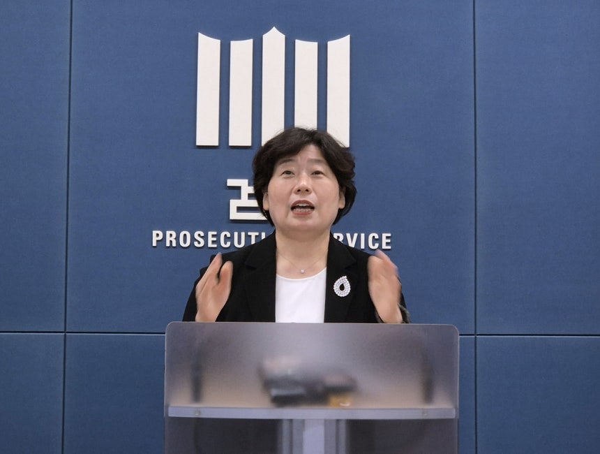 ▲ 박지영 특검보가 24일 서울 서초구 서울고등검찰청 기자실에서 윤석열 전 대통령에 대해 특수공무집행방해 혐의 등으로 체포영장을 전격 청구했다는 내용을 브리핑하고 있다.  ( 연합뉴스)