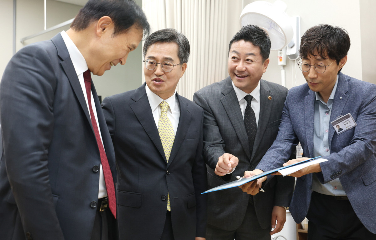 ▲김진경 경기도의회 의장, 김동연 경기도지사, 임태희 경기도교육감이 회의실에서 휴게실 환경개선 논의를 위해 문서를 보며 대화하고 있다. (경기도의회)