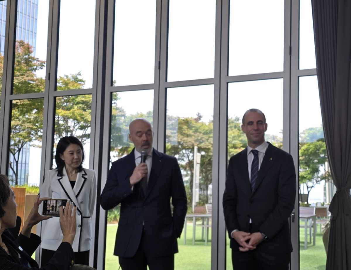 ▲18일 서울 여의도 콘래드호텔에서 열린 힐튼 아너스 아멕스 프리미엄 카드 관련 기자간담회 현장에 참석한 콘래드서울 총지배인들. 사진 오른쪽부터 사무엘 피터 콘래드호텔 총지배인 당시 내정자, 마크 미니 콘래드호텔 총지배인. (배근미 기자 athena3507@)