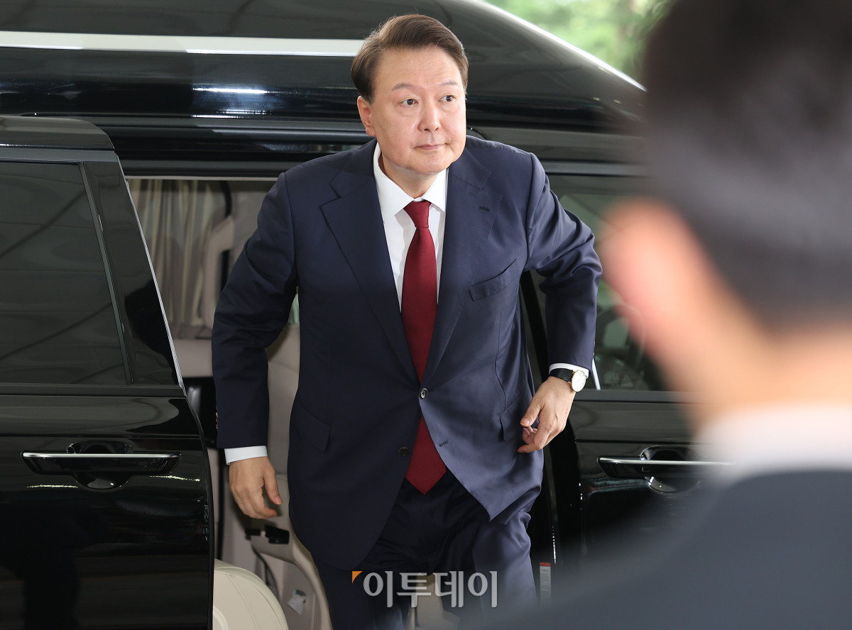 ▲윤석열 전 대통령이 28일 대면 조사를 받기 위해 서울 서초구 서울고등검찰청에 마련된 내란특검 사무실로 출석하고 있다. 조현호 기자 hyunho@