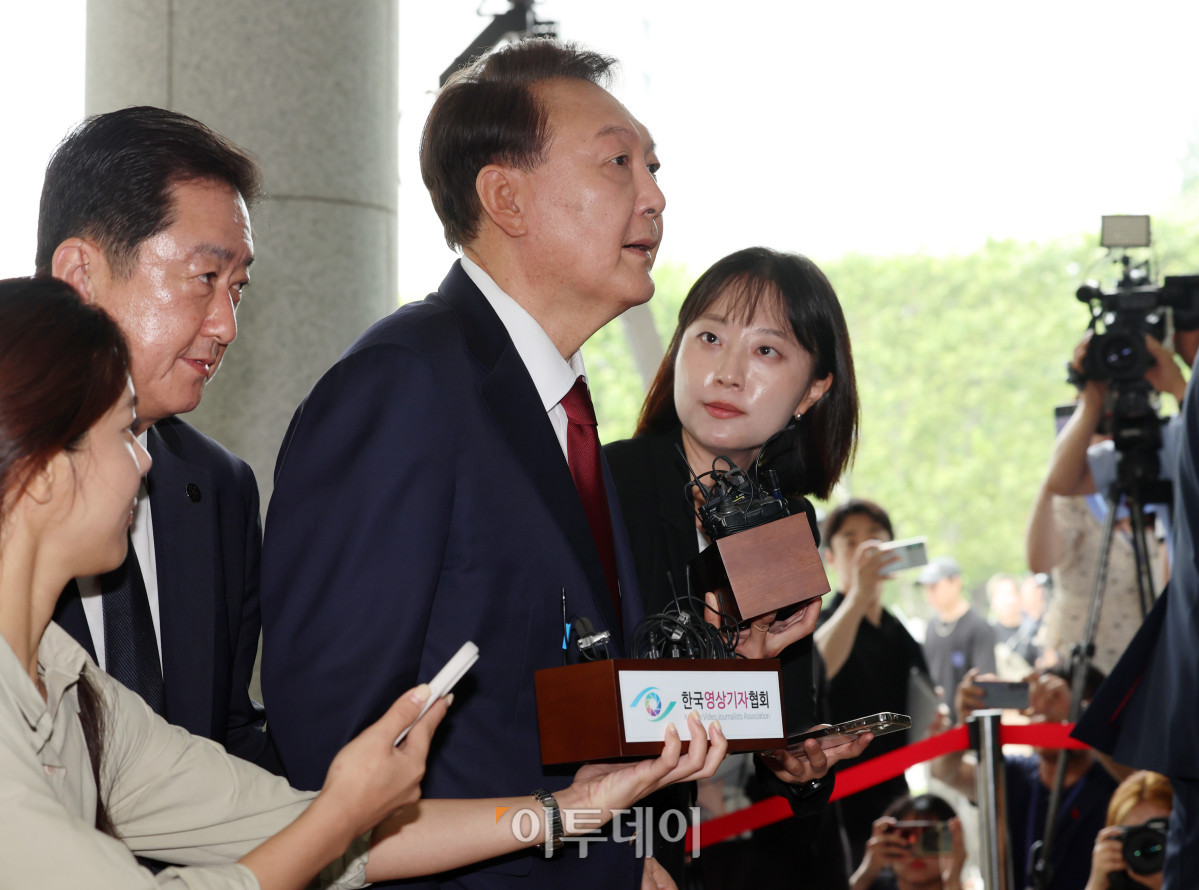 ▲윤석열 전 대통령이 28일 대면 조사를 받기 위해 서울 서초구 서울고등검찰청에 마련된 내란특검 사무실로 출석하고 있다. 조현호 기자 hyunho@