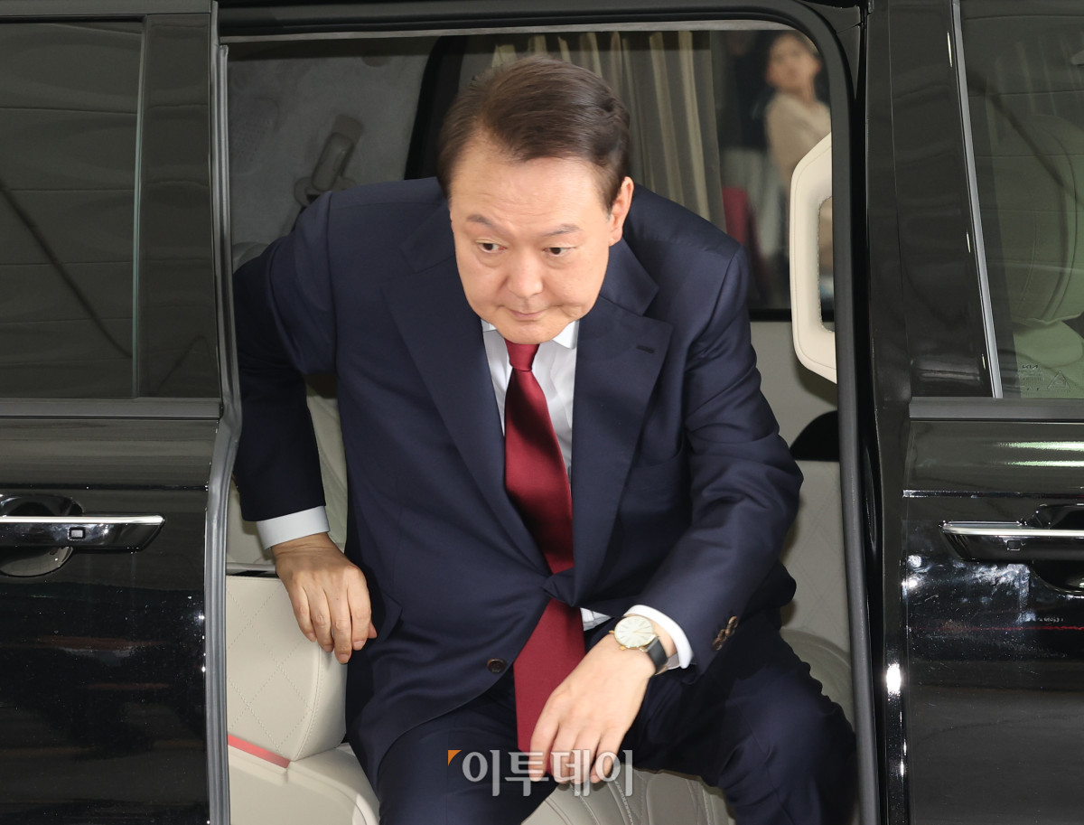 ▲윤석열 전 대통령이 28일 대면 조사를 받기 위해 서울 서초구 서울고등검찰청에 마련된 내란특검 사무실로 출석하고 있다. 조현호 기자 hyunho@