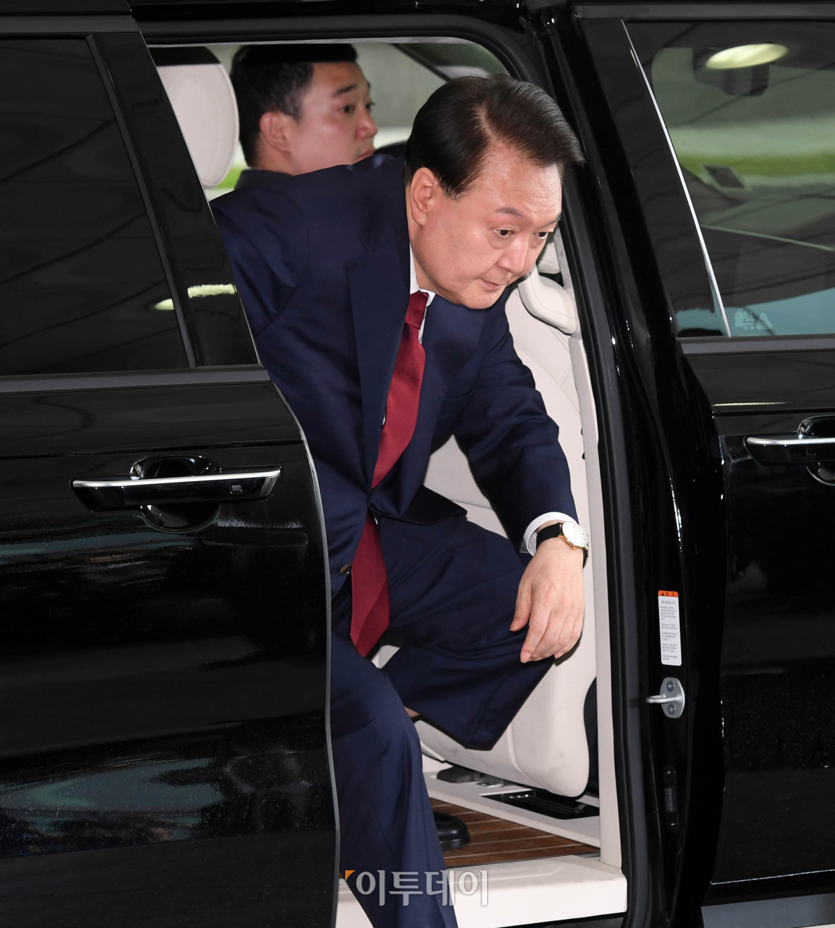 ▲윤석열 전 대통령이 28일 대면 조사를 받기 위해 서울 서초구 서울고등검찰청에 마련된 내란특검 사무실로 출석하고 있다. 조현호 기자 hyunho@