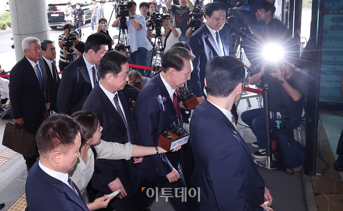 ▲윤석열 전 대통령이 28일 대면 조사를 받기 위해 서울 서초구 서울고등검찰청에 마련된 내란특검 사무실로 출석하고 있다. 조현호 기자 hyunho@