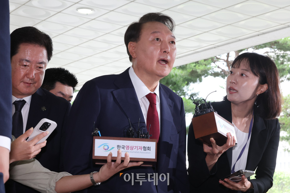 ▲윤석열 전 대통령이 28일 대면 조사를 받기 위해 서울 서초구 서울고등검찰청에 마련된 내란특검 사무실로 출석하고 있다. 조현호 기자 hyunho@