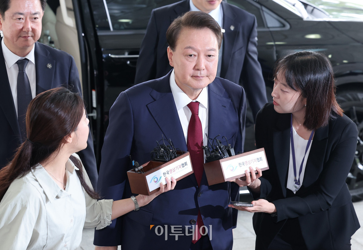 ▲윤석열 전 대통령이 28일 대면 조사를 받기 위해 서울 서초구 서울고등검찰청에 마련된 내란특검 사무실로 출석하고 있다. 조현호 기자 hyunho@