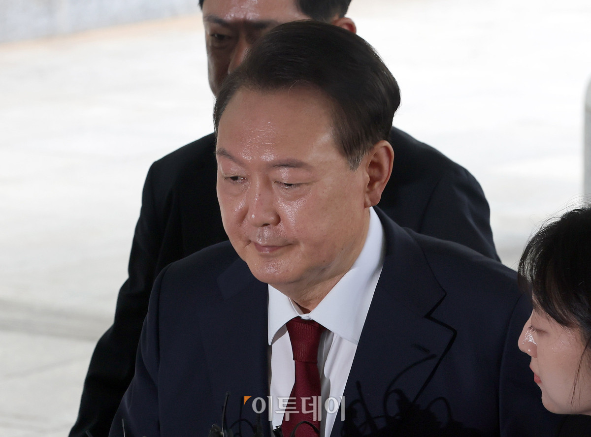 ▲윤석열 전 대통령이 28일 대면 조사를 받기 위해 서울 서초구 서울고등검찰청에 마련된 내란특검 사무실로 출석하고 있다. 조현호 기자 hyunho@