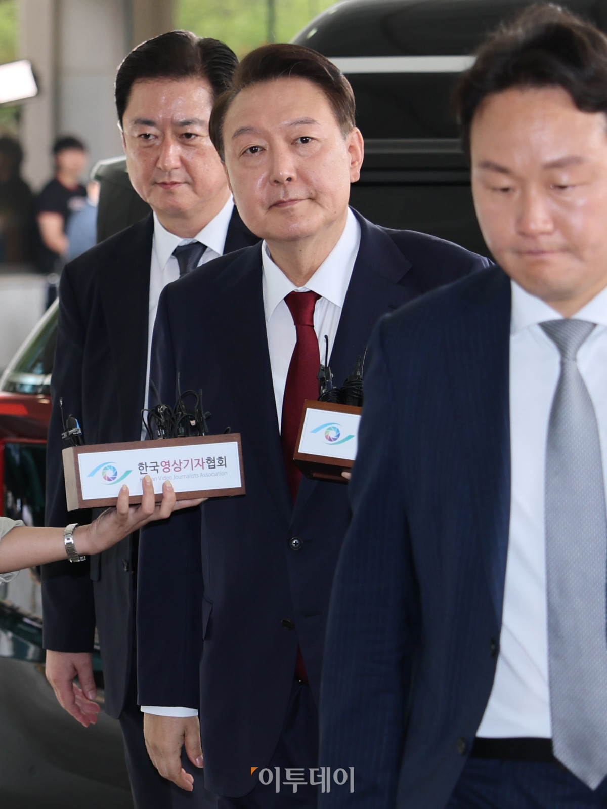 ▲윤석열 전 대통령이 28일 대면 조사를 받기 위해 서울 서초구 서울고등검찰청에 마련된 내란특검 사무실로 출석하고 있다. 조현호 기자 hyunho@