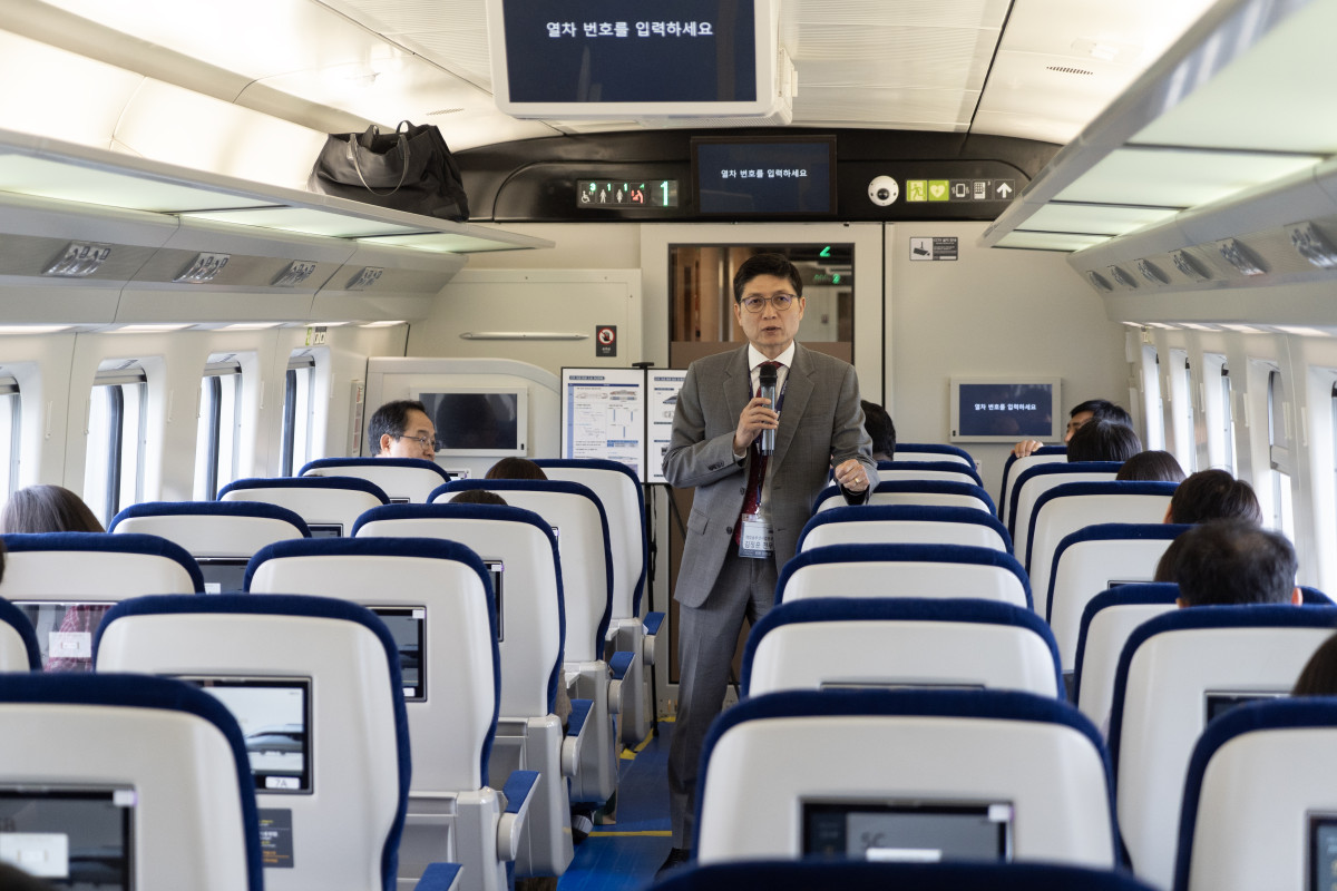 ▲김종훈 현대로템 레일솔루션 본부장이 24일 2세대 KTX-이음 시승회가 열린 객실 내에서 열차에 대해 설명하고 있다. (사진= 현대로템)