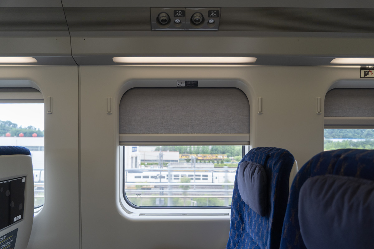 ▲항공기와 비슷한 분위기의 좌석별 개별 창 모습. 앞뒤 좌석 승객을 고려하지 않고 블라인드를 조절할 수 있다. (사진= 현대로템)