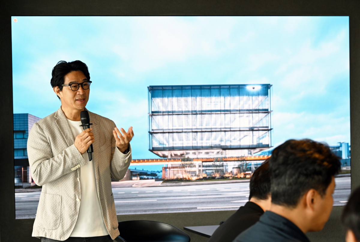 ▲송민규 제네시스사업본부장 부사장이 26일 충북 청주시 제네시스 청주에서 열린 미디어 투어 행사에서 발언하고 있다.  (사진=제네시스)