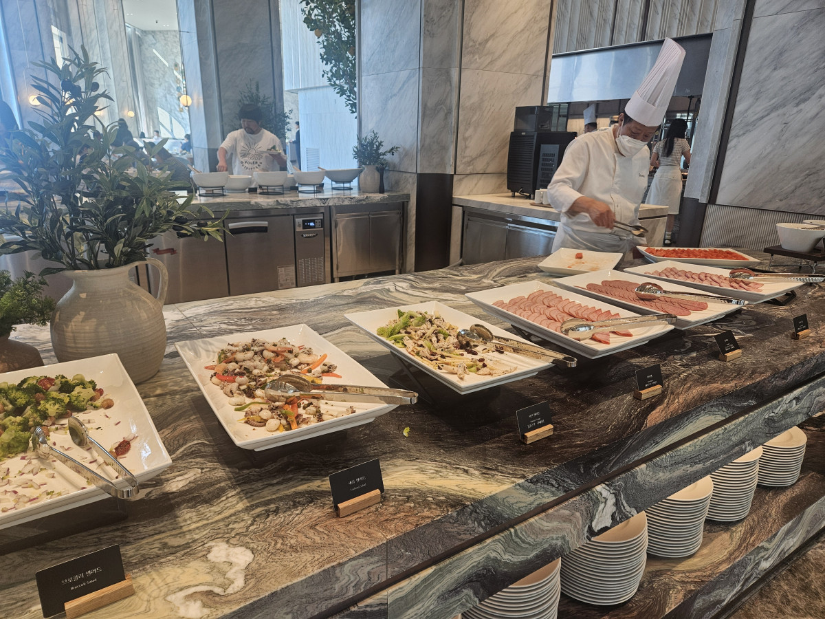 ▲'쏠비치 남해' 뷔페 레스토랑에서 직원들이 일하고 있다. (사진=김지영 기자 kjy42)