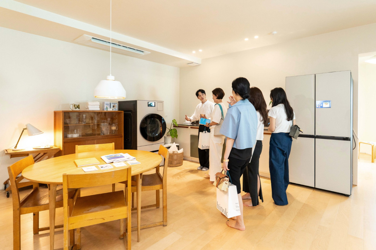 ▲관람객이 부산 해운대구 달맞이길 복합문화공간 에케(ECKE)에서 진행된 라이프스타일 전시에서 삼성전자 2025년형 비스포크 AI 가전을 체험하고 있다. (사진제공-삼성전자)
