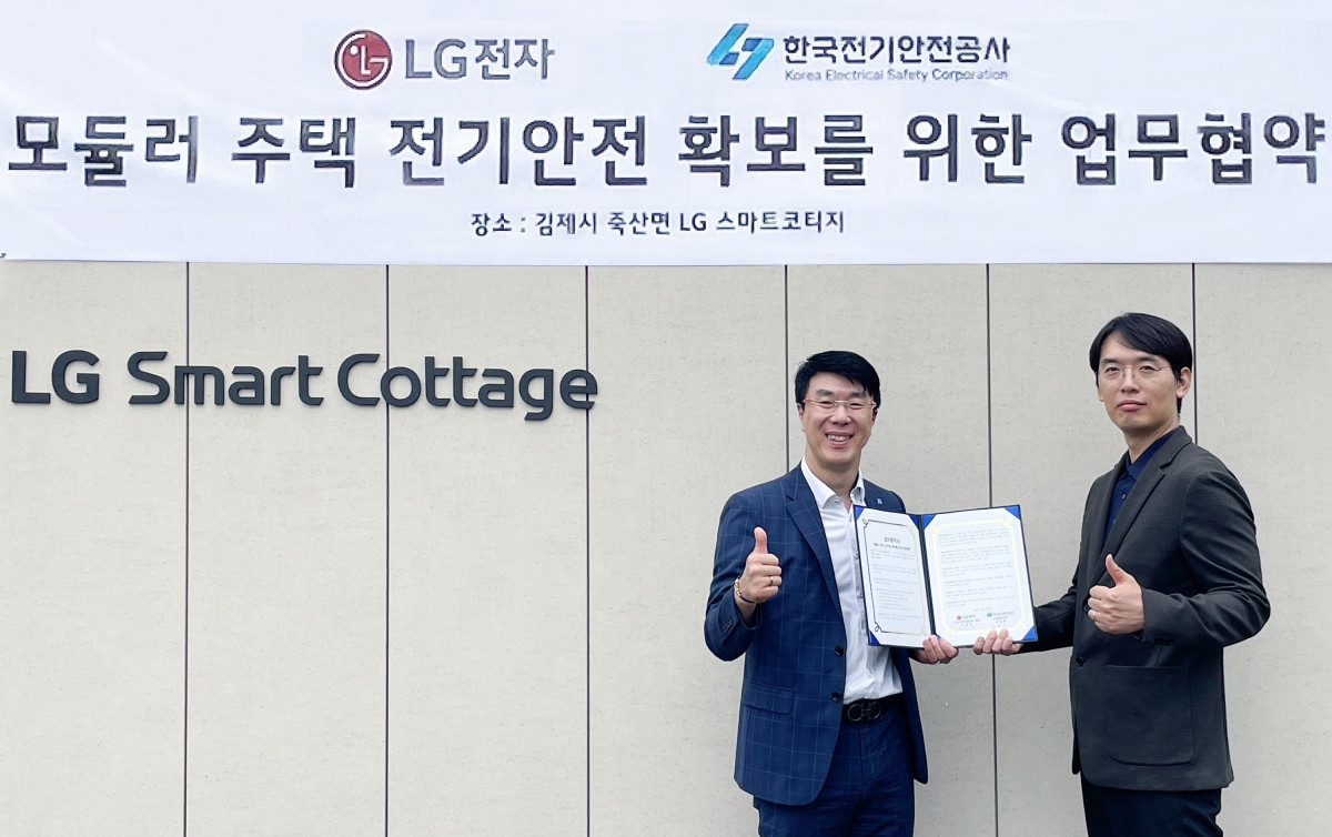 ▲LG전자는 최근 한국전기안전공사와 '모듈러(Modular) 주택 전기안전 확보’를 위한 업무협약을 체결했다. 사진은 왼쪽부터 한국전기안전공사 표정재 사업운영처장, LG전자 스마트코티지 조연우 대표. (사진제공-LG전자)