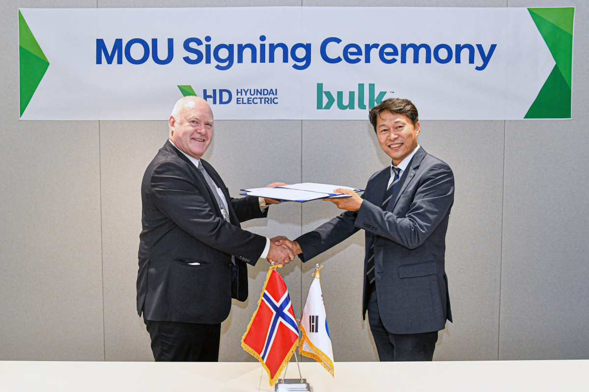 ▲양재철 HD현대일렉트릭 전력영업부문장 전무(오른쪽)와 토르비욘 모에 벌크 인프라스트럭처 최고사업개발책임자(왼쪽)가 데이터센터용 전력변압기, 고압차단기 등 전력기자재 공급 협력을 위한 업무협약(MOU)을 체결하고 기념사진을 촬영하고 있다. (사진제공=HD현대일렉트릭)