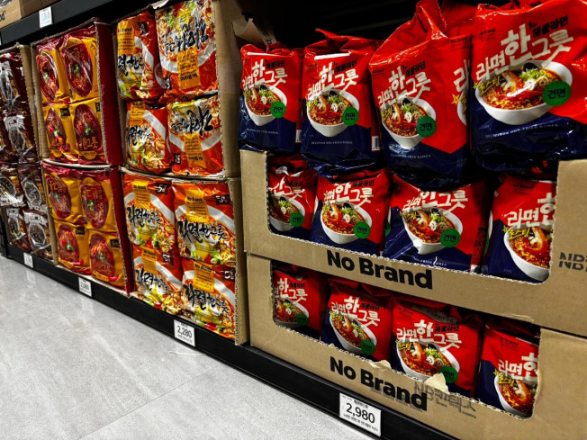 ▲매장에 진열된 이마트 PB라면 '노브랜드 라면한그릇'이 보이고 있다.  (연합뉴스)
