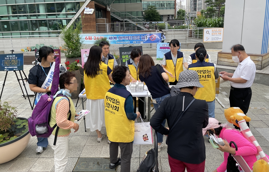 ▲관악구청 광장에서 세계 마약 퇴치의 날 캠페인 진행 모습. (사진제공=관악구)