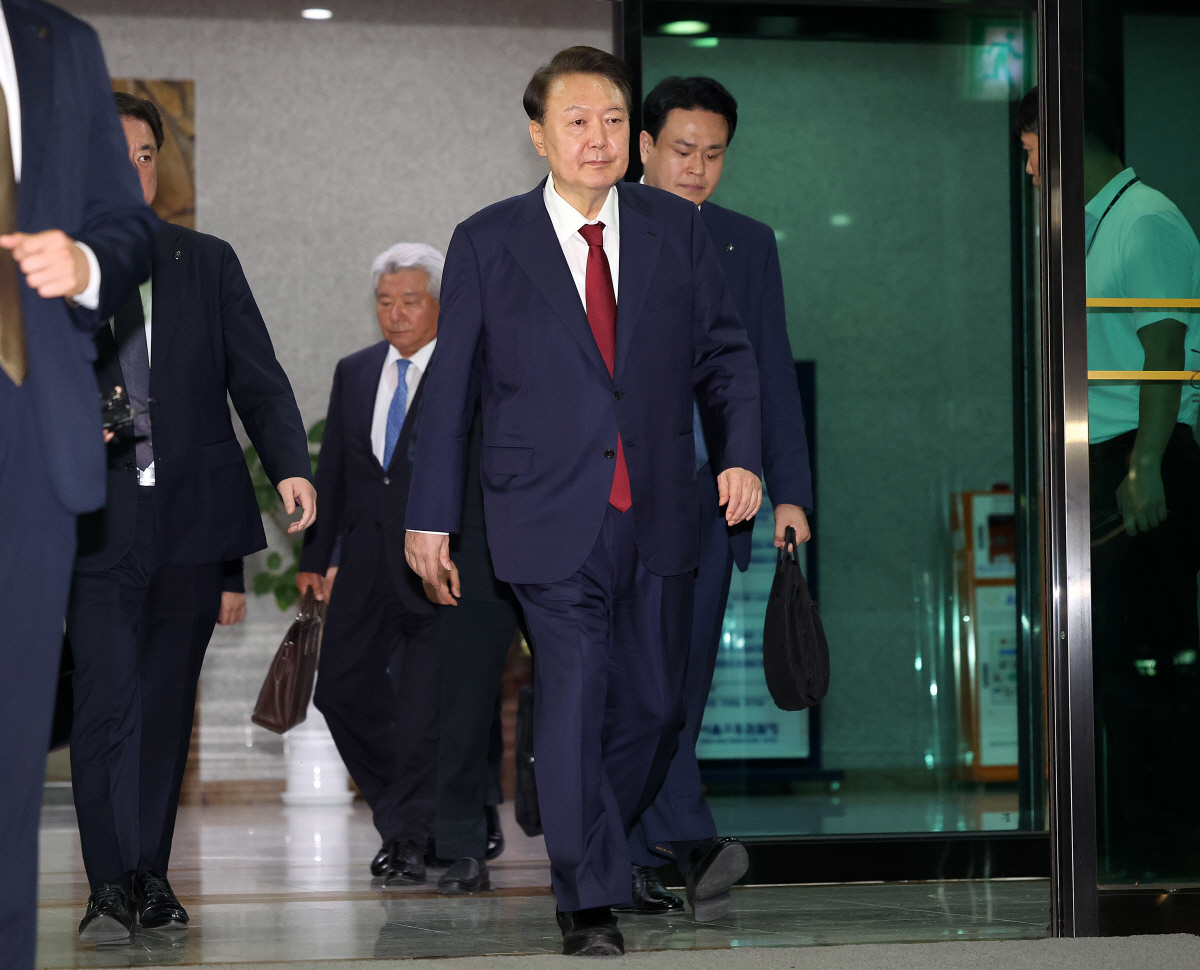 ▲피의자 신분으로 내란 특검 조사를 받은 윤석열 전 대통령이 29일 새벽 서울 서초구 서울고검 청사를 나서고 있다. (연합뉴스)