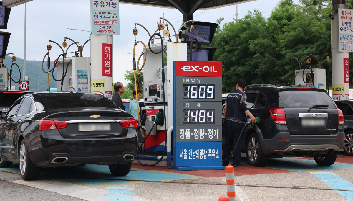 ▲전국 주유소 휘발유와 경유 가격이 이스라엘-이란 무력 충돌의 영향으로 2주 연속 상승한 가운데 29일 서울 서초구 만남의 광장 주유소에서 시민들이 주유를 하고 있다. 한국석유공사 유가정보시스템 오피넷에 따르면 6월 넷째 주 휘발유 평균 가격은 리터(L)당 1663.2원으로 전주 대비 27.7원 급등했다. 경유 판매 가격은 1527.2원으로 29.0원 올랐다. 신태현 기자 holjjak@