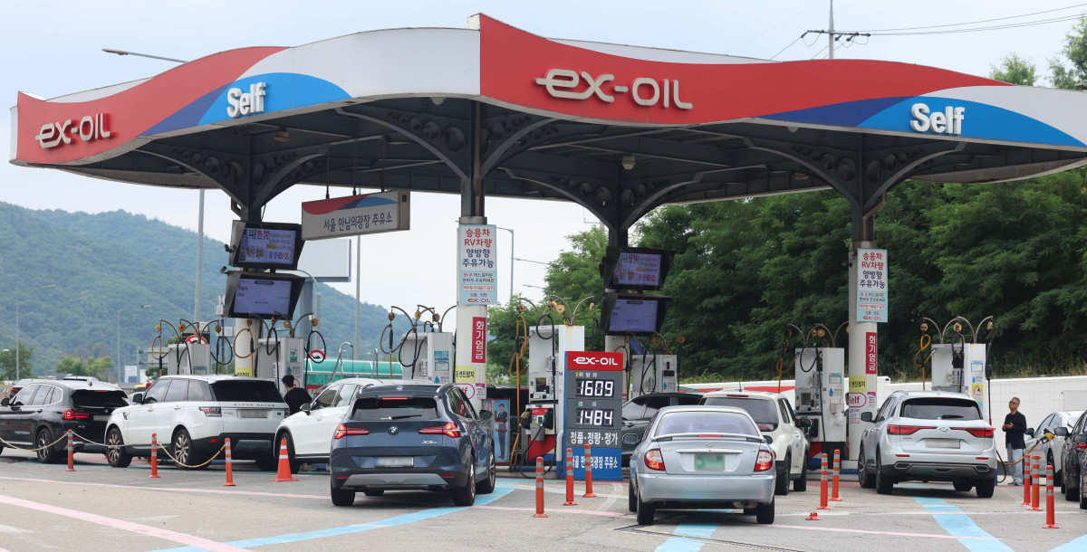 ▲전국 주유소 휘발유와 경유 가격이 이스라엘-이란 무력 충돌의 영향으로 2주 연속 상승한 가운데 29일 서울 서초구 만남의 광장 주유소에서 시민들이 주유를 하고 있다. 한국석유공사 유가정보시스템 오피넷에 따르면 6월 넷째 주 휘발유 평균 가격은 리터(L)당 1663.2원으로 전주 대비 27.7원 급등했다. 경유 판매 가격은 1527.2원으로 29.0원 올랐다. 신태현 기자 holjjak@